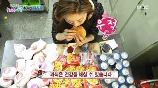 Illustration for article titled For a 100-Pound Woman, This Lady Can Eat So Many Burgers